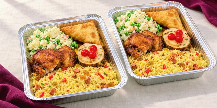 Bandejas individuales de box lunch con arroz y pollo