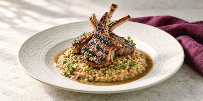 Chuletas de cordero sobre risotto