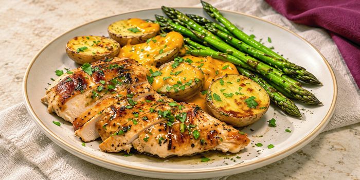 Pollo con papas doradas y espárragos
